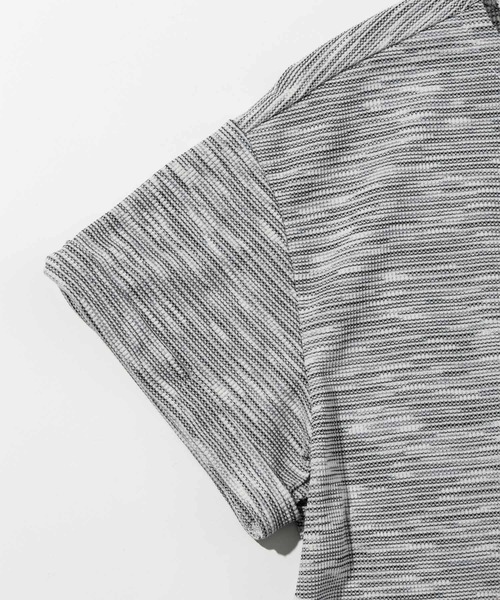 AKM Contemporary(エイケイエムコンテンポラリー)の「【WEB・直営店限定】AKM Contemporary(エイケイエムコンテンポラリー)マルチボーダーキーネック半袖Tシャツ(Tシャツ/カットソー・メンズ・グレー/ブルー/ライトベージュ・XL/L/M/S)」の9枚目の写真