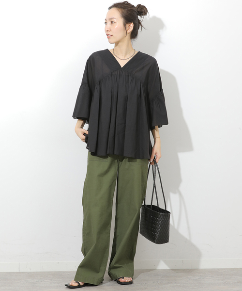 JOURNAL STANDARD relume(ジャーナルスタンダード レリューム)の「コットンギャザーフレアブラウス(シャツ/ブラウス・レディース・ブラック/ブルー/ホワイト・FREE)」の4枚目の写真