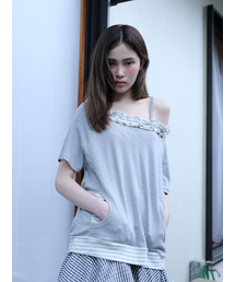 UGLY SHADOW（アグリーシャドウ）の「STRIPE FRILL OFF-SHOULDER(GREY)（Tシャツ/カットソー）」