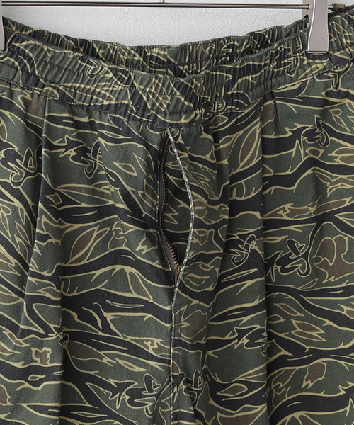 YESEYESEE（イエスアイシー）の「YESEYESEE / イエスアイシー C-Logo Wide shorts（その他パンツ・メンズ・カーキ・MEDIUM/LARGE）」の4枚目の写真