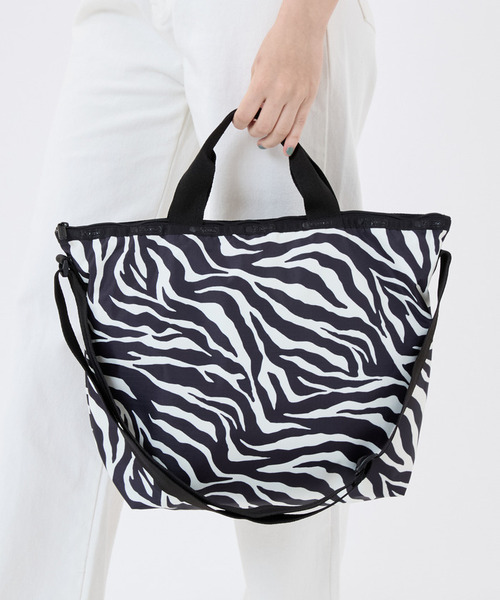 LeSportsac(レスポートサック)の「DELUXE EASY CARRY TOTE クリームブラックゼブラ(トートバッグ・レディース・ブラック・FREE)」の2枚目の写真