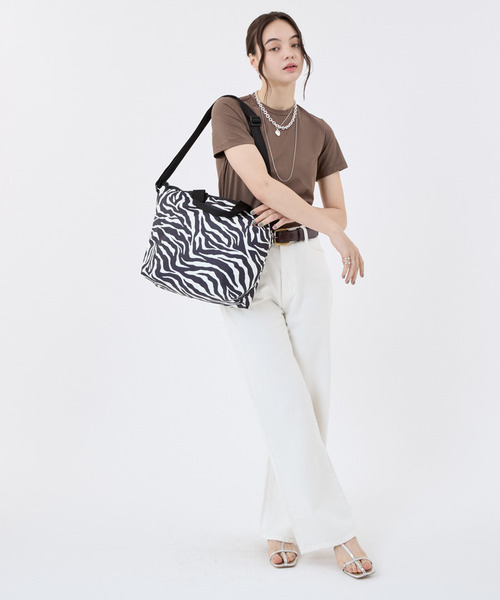 LeSportsac(レスポートサック)の「DELUXE EASY CARRY TOTE クリームブラックゼブラ(トートバッグ・レディース・ブラック・FREE)」の3枚目の写真