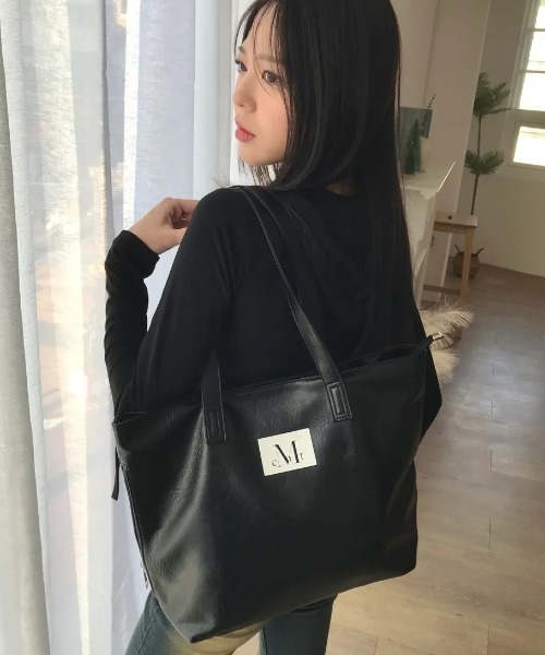 MUCENT（ムセント）の「【日本未発売/WEB限定】MUCENT(ムセント)/軽量 A4サイズ収納可 ロゴパッチ サイド ジッパー ショルダー トート バッグ/RIENNE SIDE ZIPPER LEATHER SHOULDER BAG（ショルダーバッグ・レディース・ブラック/ブラウン・FREE）」の7枚目の写真