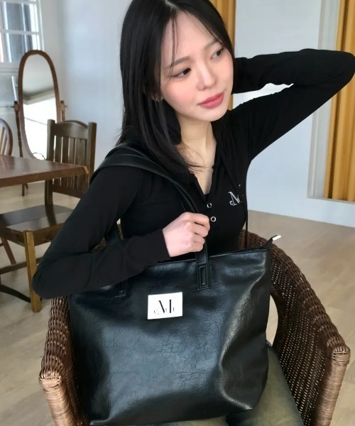 MUCENT（ムセント）の「【日本未発売/WEB限定】MUCENT(ムセント)/軽量 A4サイズ収納可 ロゴパッチ サイド ジッパー ショルダー トート バッグ/RIENNE SIDE ZIPPER LEATHER SHOULDER BAG（ショルダーバッグ・レディース・ブラック/ブラウン・FREE）」の5枚目の写真