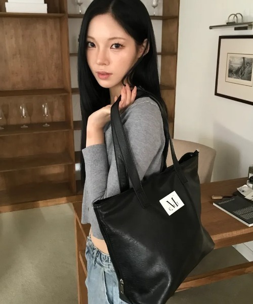 MUCENT（ムセント）の「【日本未発売/WEB限定】MUCENT(ムセント)/軽量 A4サイズ収納可 ロゴパッチ サイド ジッパー ショルダー トート バッグ/RIENNE SIDE ZIPPER LEATHER SHOULDER BAG（ショルダーバッグ・レディース・ブラック/ブラウン・FREE）」の9枚目の写真