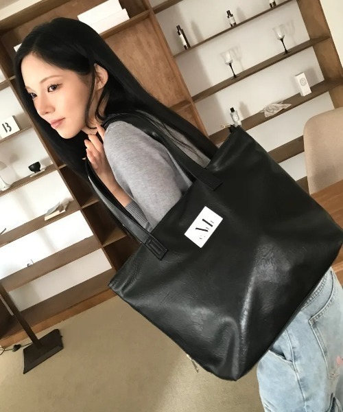 MUCENT（ムセント）の「【日本未発売/WEB限定】MUCENT(ムセント)/軽量 A4サイズ収納可 ロゴパッチ サイド ジッパー ショルダー トート バッグ/RIENNE SIDE ZIPPER LEATHER SHOULDER BAG（ショルダーバッグ・レディース・ブラック/ブラウン・FREE）」の8枚目の写真