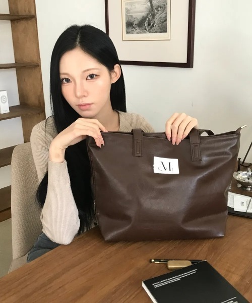 MUCENT（ムセント）の「【日本未発売/WEB限定】MUCENT(ムセント)/軽量 A4サイズ収納可 ロゴパッチ サイド ジッパー ショルダー トート バッグ/RIENNE SIDE ZIPPER LEATHER SHOULDER BAG（ショルダーバッグ・レディース・ブラック/ブラウン・FREE）」の22枚目の写真