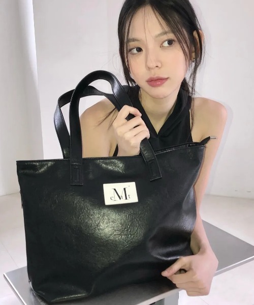 MUCENT（ムセント）の「【日本未発売/WEB限定】MUCENT(ムセント)/軽量 A4サイズ収納可 ロゴパッチ サイド ジッパー ショルダー トート バッグ/RIENNE SIDE ZIPPER LEATHER SHOULDER BAG（ショルダーバッグ・レディース・ブラック/ブラウン・FREE）」の12枚目の写真