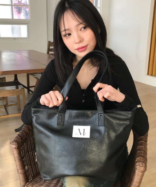 MUCENT（ムセント）の「【日本未発売/WEB限定】MUCENT(ムセント)/軽量 A4サイズ収納可 ロゴパッチ サイド ジッパー ショルダー トート バッグ/RIENNE SIDE ZIPPER LEATHER SHOULDER BAG（ショルダーバッグ・レディース・ブラック/ブラウン・FREE）」の6枚目の写真