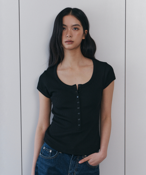 CURETTY(キュリティ)の「C SCOOP NECK BUTTON FRONT T-SHIRT_BLACK(Tシャツ/カットソー・レディース・ブラック・SMALL)」の1枚目の写真