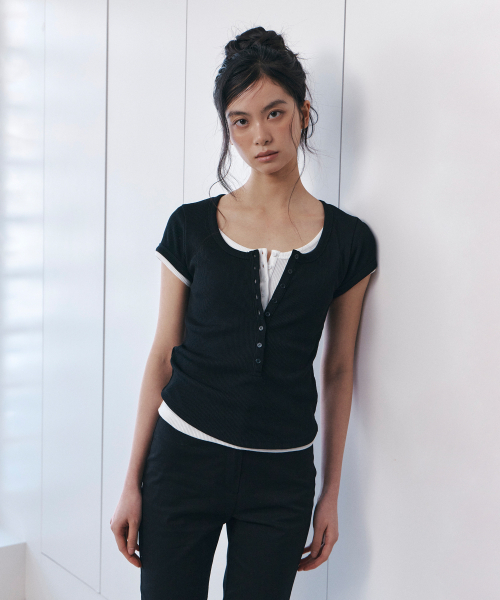 CURETTY(キュリティ)の「C SCOOP NECK BUTTON FRONT T-SHIRT_BLACK(Tシャツ/カットソー・レディース・ブラック・SMALL)」の3枚目の写真