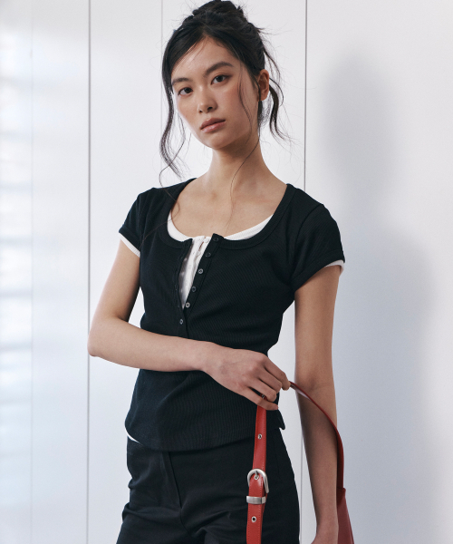 CURETTY(キュリティ)の「C SCOOP NECK BUTTON FRONT T-SHIRT_BLACK(Tシャツ/カットソー・レディース・ブラック・SMALL)」の4枚目の写真