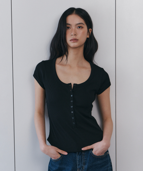 CURETTY(キュリティ)の「C SCOOP NECK BUTTON FRONT T-SHIRT_BLACK(Tシャツ/カットソー・レディース・ブラック・SMALL)」の2枚目の写真