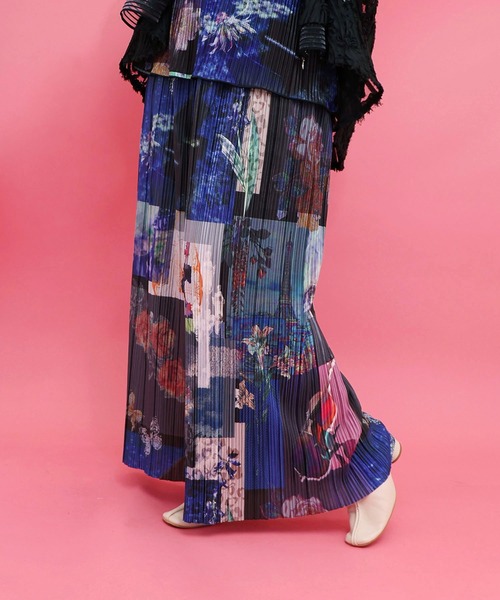 ScoLar（スカラー）の「562245：楽器×花コラージュ柄 ボドレー素材ワイドパンツ（その他パンツ・レディース・チャコールグレー/グリーン・M）」の2枚目の写真