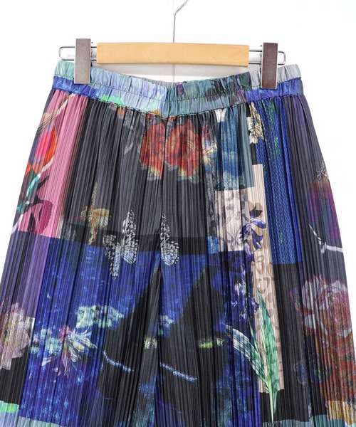 ScoLar（スカラー）の「562245：楽器×花コラージュ柄 ボドレー素材ワイドパンツ（その他パンツ・レディース・チャコールグレー/グリーン・M）」の16枚目の写真