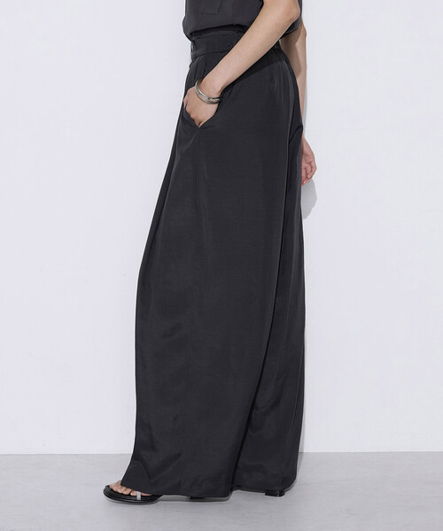 COMME CA(コムサ)の「シルク・平 ワイドタックカーブパンツ(その他パンツ・レディース・カーキ/スミクロ・7号/11号/9号)」の2枚目の写真