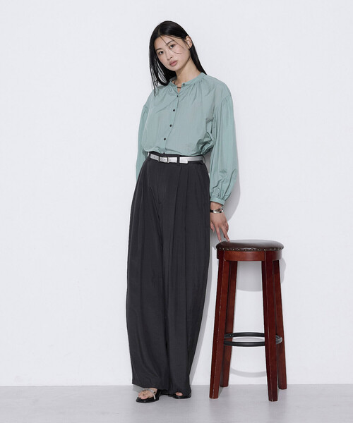COMME CA(コムサ)の「シルク・平 ワイドタックカーブパンツ(その他パンツ・レディース・カーキ/スミクロ・7号/11号/9号)」の4枚目の写真