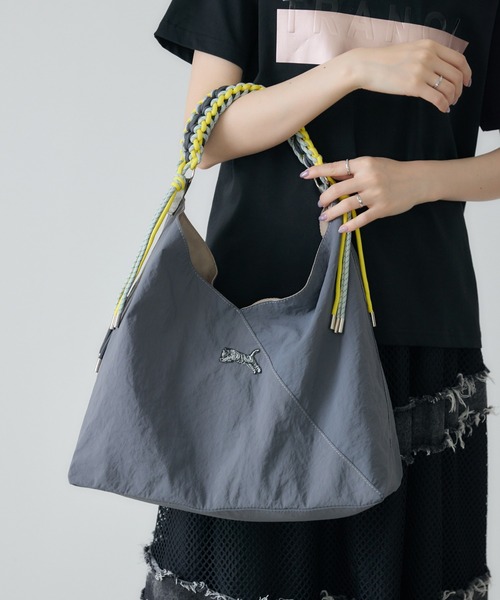 Paradise Picnic（パラダイスピクニック）の「TRANOI. コードショルダーBAG（ショルダーバッグ・レディース・チャコールグレー/レッド/アイボリー・FREE）」の2枚目の写真
