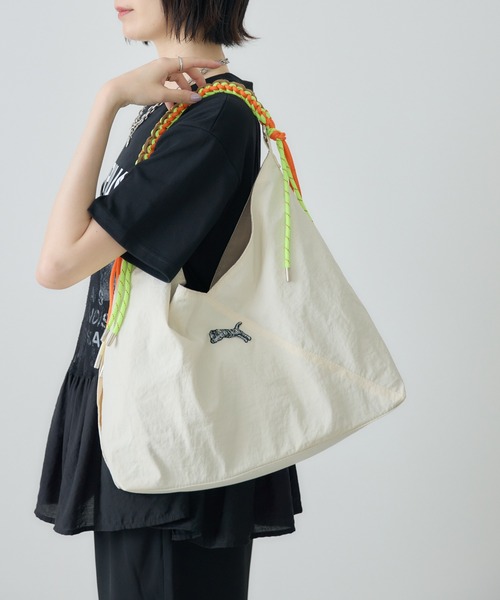 Paradise Picnic（パラダイスピクニック）の「TRANOI. コードショルダーBAG（ショルダーバッグ・レディース・チャコールグレー/レッド/アイボリー・FREE）」の4枚目の写真