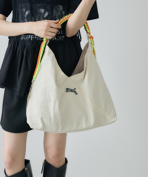 Paradise Picnic（パラダイスピクニック）の「TRANOI. コードショルダーBAG（ショルダーバッグ・レディース・チャコールグレー/レッド/アイボリー・FREE）」の5枚目の写真