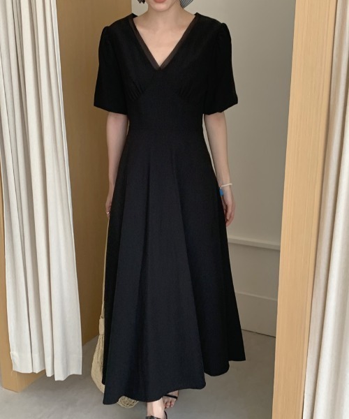 FAVORITO(ファヴォリート)の「Vネックパフスリーブワンピース(ワンピース・レディース・ベージュ/ブルー/ブラック・F)」の2枚目の写真