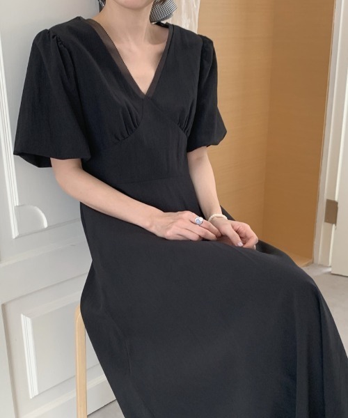 FAVORITO(ファヴォリート)の「Vネックパフスリーブワンピース(ワンピース・レディース・ベージュ/ブルー/ブラック・F)」の10枚目の写真