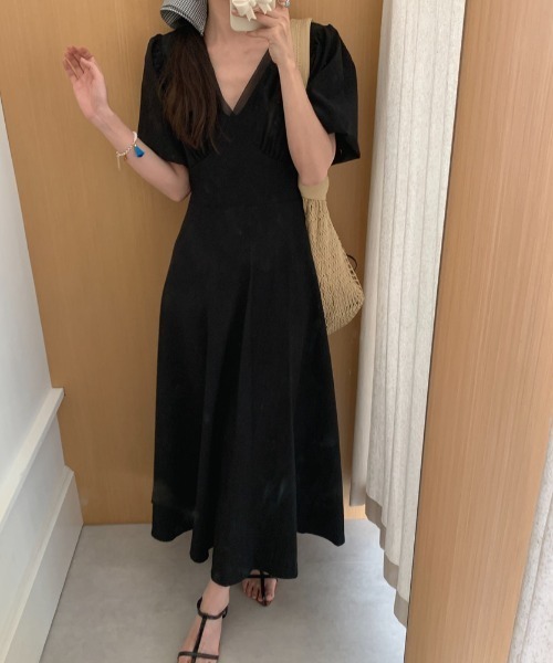 FAVORITO(ファヴォリート)の「Vネックパフスリーブワンピース(ワンピース・レディース・ベージュ/ブルー/ブラック・F)」の15枚目の写真