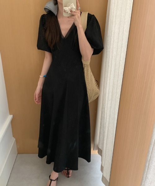FAVORITO(ファヴォリート)の「Vネックパフスリーブワンピース(ワンピース・レディース・ベージュ/ブルー/ブラック・F)」の16枚目の写真