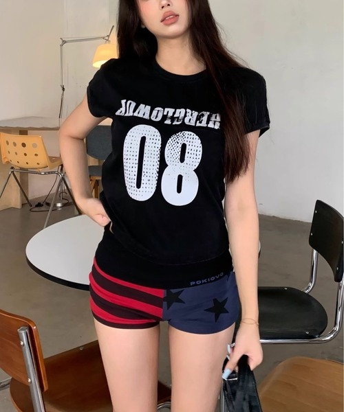 AsheKsha(アシクシャ)の「ナンバープリントショート丈 T シャツ(Tシャツ/カットソー・レディース・ブラック・M)」の3枚目の写真