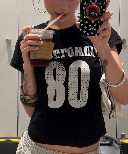 AsheKsha(アシクシャ)の「ナンバープリントショート丈 T シャツ(Tシャツ/カットソー・レディース・ブラック・M)」の5枚目の写真