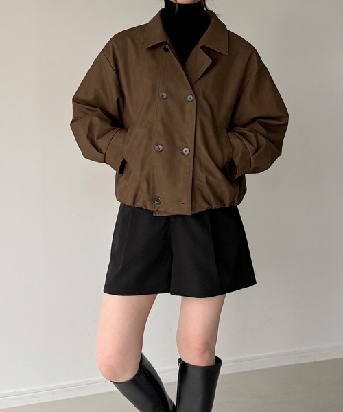 junoah（ジュノア）の「ショートトレンチレザージャケット（ブルゾン・レディース・ベージュ/チャコール/ブラウン・SMALL/LARGE/MEDIUM）」の5枚目の写真
