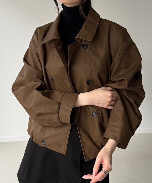 junoah（ジュノア）の「ショートトレンチレザージャケット（ブルゾン・レディース・ベージュ/チャコール/ブラウン・SMALL/LARGE/MEDIUM）」の6枚目の写真