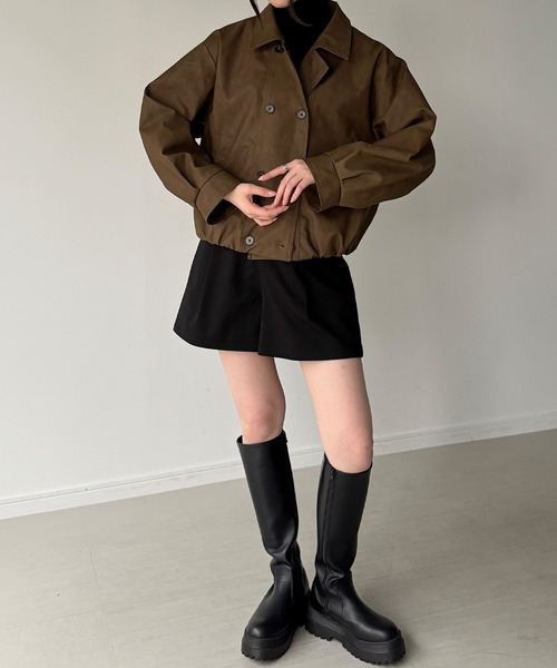 junoah（ジュノア）の「ショートトレンチレザージャケット（ブルゾン・レディース・ベージュ/チャコール/ブラウン・SMALL/LARGE/MEDIUM）」の7枚目の写真