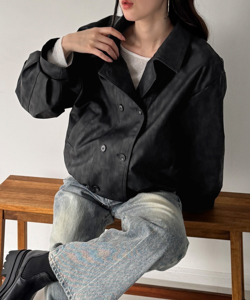 junoah（ジュノア）の「ショートトレンチレザージャケット（ブルゾン・レディース・ベージュ/チャコール/ブラウン・SMALL/LARGE/MEDIUM）」の10枚目の写真