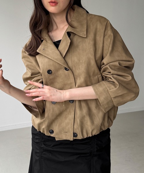 junoah（ジュノア）の「ショートトレンチレザージャケット（ブルゾン・レディース・ベージュ/チャコール/ブラウン・SMALL/LARGE/MEDIUM）」の15枚目の写真
