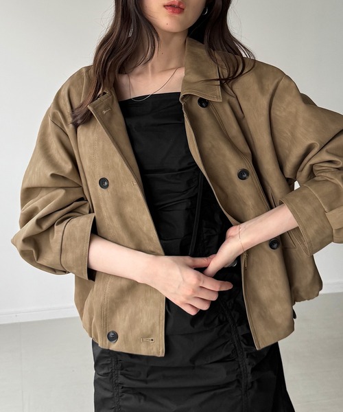 junoah（ジュノア）の「ショートトレンチレザージャケット（ブルゾン・レディース・ベージュ/チャコール/ブラウン・SMALL/LARGE/MEDIUM）」の16枚目の写真