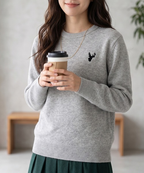 Belta attrice(ベルタアトリーチェ)の「ウール100 クルーネック トナカイ ワンポイント刺繍 ニットプルオーバー/Sustinable(ニット/セーター・レディース・ライトグレー/ライトブルー/ベージュ/ブラウン/イエロー・FREE)」の2枚目の写真