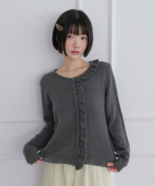 by muni:r(バイ ムニール)の「ヘイズフリルニットカーディガン/2026 AW COLLECTION(ニット/セーター・レディース・チャコール/アイボリー/パープル・FREE)」の3枚目の写真