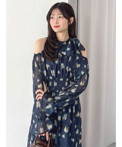 dazzlin(ダズリン)の「コールドショルダーアシメシフォンワンピース(ワンピース・レディース・ピンク/ネイビー・SMALL/MEDIUM)」の2枚目の写真
