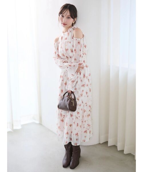 dazzlin(ダズリン)の「コールドショルダーアシメシフォンワンピース(ワンピース・レディース・ピンク/ネイビー・SMALL/MEDIUM)」の17枚目の写真