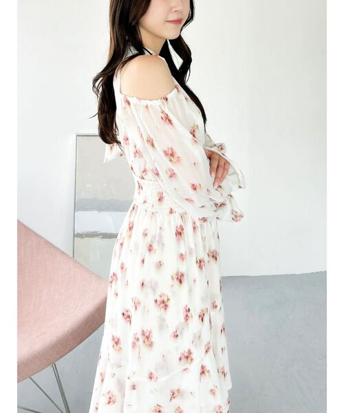 dazzlin(ダズリン)の「コールドショルダーアシメシフォンワンピース(ワンピース・レディース・ピンク/ネイビー・SMALL/MEDIUM)」の4枚目の写真