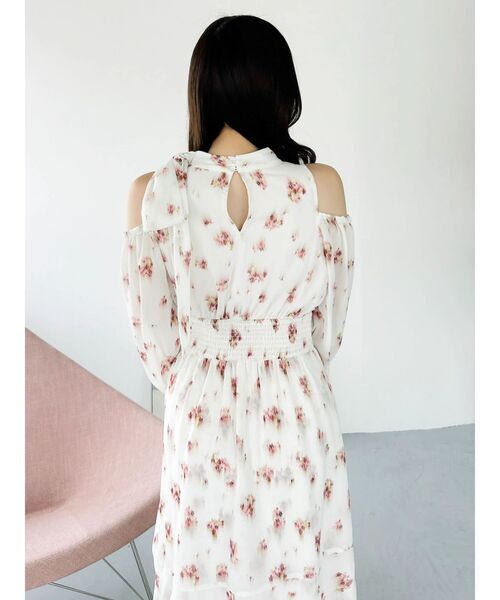 dazzlin(ダズリン)の「コールドショルダーアシメシフォンワンピース(ワンピース・レディース・ピンク/ネイビー・SMALL/MEDIUM)」の5枚目の写真