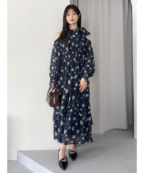 dazzlin(ダズリン)の「コールドショルダーアシメシフォンワンピース(ワンピース・レディース・ピンク/ネイビー・SMALL/MEDIUM)」の12枚目の写真