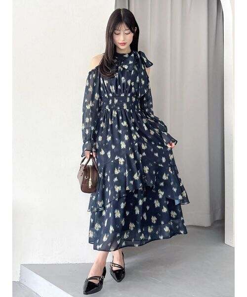 dazzlin(ダズリン)の「コールドショルダーアシメシフォンワンピース(ワンピース・レディース・ピンク/ネイビー・SMALL/MEDIUM)」の13枚目の写真