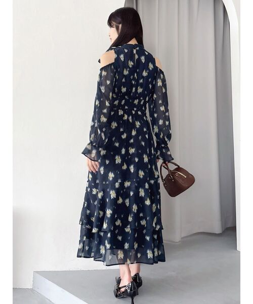 dazzlin(ダズリン)の「コールドショルダーアシメシフォンワンピース(ワンピース・レディース・ピンク/ネイビー・SMALL/MEDIUM)」の15枚目の写真