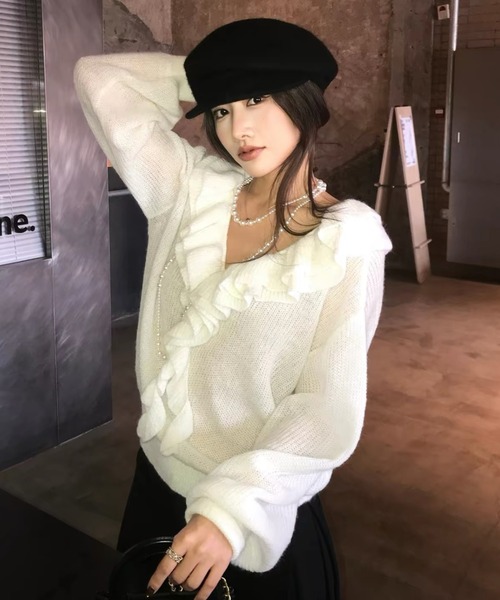 Sibra(シブラ)の「【秋冬新作】フリルカラーデザインVネックニットトップス(ニット/セーター・レディース・ブラック/アイボリー・M)」の1枚目の写真