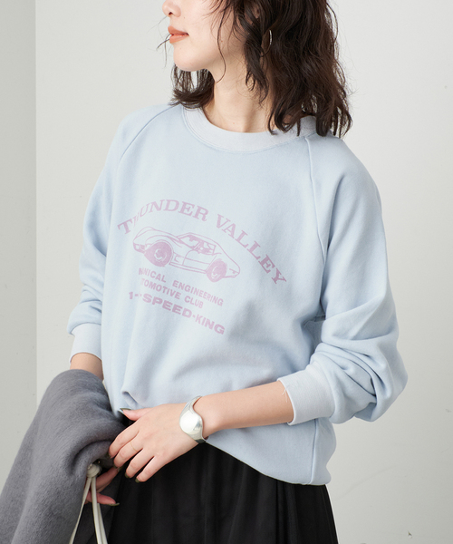 SLOBE IENA(スローブイエナ)の「BOOK CLUB/ブッククラブ SLOBE別注 CAR SWEAT 【洗濯機使用可能】(スウェット・レディース・アイボリー/スカイブルー・FREE)」の2枚目の写真