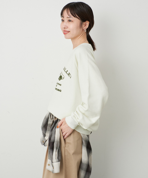 SLOBE IENA(スローブイエナ)の「BOOK CLUB/ブッククラブ SLOBE別注 CAR SWEAT 【洗濯機使用可能】(スウェット・レディース・アイボリー/スカイブルー・FREE)」の18枚目の写真