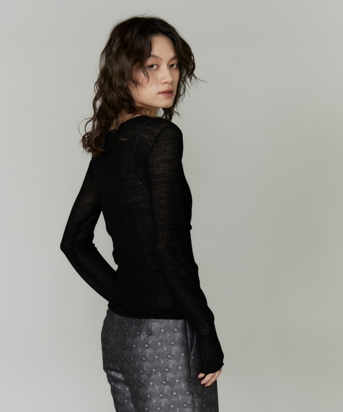 la veille by SUPERIOR CLOSET(ラベイユバイスーペリアクローゼット)の「シアーギャザープルオーバー(ニット/セーター・レディース・ブラック/グレイッシュベージュ・9号)」の16枚目の写真