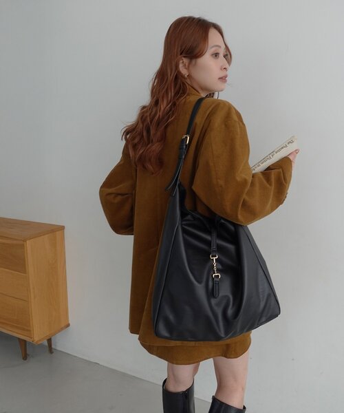 DISCOAT(ディスコート)の「【持ち運びも◎】金具使いくったりショルダーバッグ(ショルダーバッグ・レディース・キャメル/ブラック・FREE)」の22枚目の写真